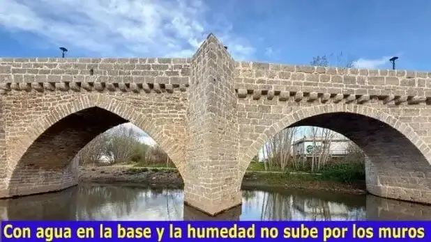 A pesar del agua en la base del puente la humedad no sube por los muros