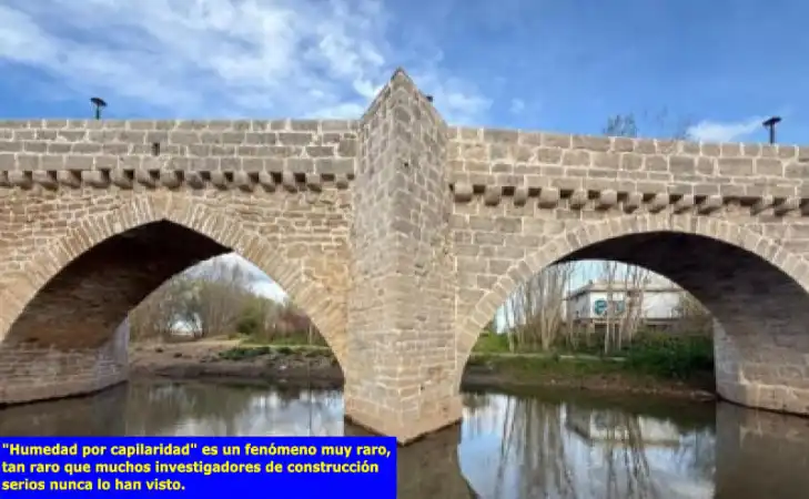 Puente de un río en el que la humedad no sube por los muros